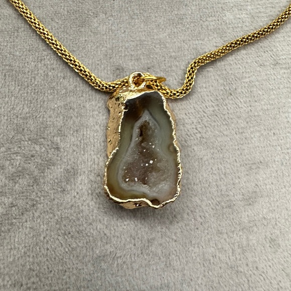 Mini druzy pendant 18k gold stainless steel mesh chain. Beautiful mini druzy - Picture 2 of 10